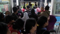 Penumpukan penumpang TransJakarta di Halte Dukuh Atas.
