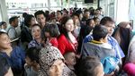 Antrean Penumpang di Halte Dukuh Atas