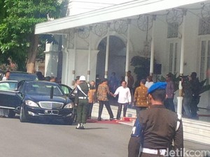 Jokowi Disambut Tepuk Tangan Ribuan Warga Yogya Saat Tiba di Gedung Agung