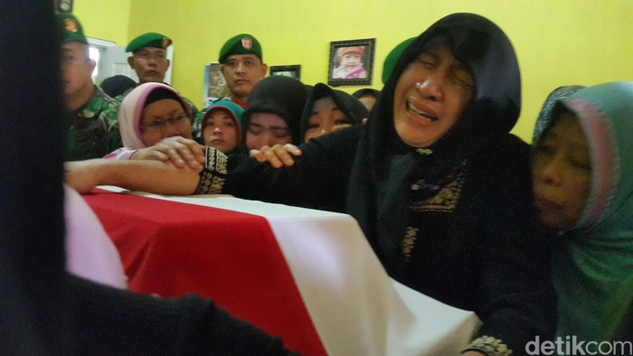 Tangis Histeris Ibunda Iringi Pemakaman Letda CPN Angga di Banyuwangi