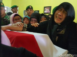 Tangis Histeris Ibunda Iringi Pemakaman Letda CPN Angga di Banyuwangi