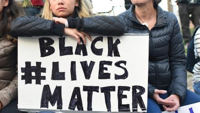 People take part in a rally for the Black Lives Matter movement at Justin Herman Plaza in San Francisco, California on July 8, 2016.
About 1,000 people marched along Market Street to City Hall to denounce recent police shootings around the country. / AFP PHOTO / Josh Edelson