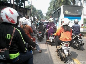 Pengunjung Bonbin Ragunan Membeludak, Lalin di Sekitar Lokasi Macet