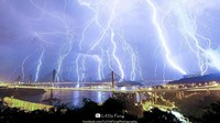 10,000 Ribu batang kilat berpendar di atas langit dan menyentuh tanah Hong Kong. Fenomena alam ini terjadi selama 12 jam di musim panas kota itu.