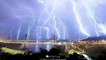 Planet penuh listrik: Guntur dan kilat menyingkapkan sisi ganas planet kita. Satu sambaran petir dapat memanaskan udara hingga sekitar 30.000 derajat Celcius, menurut buku Energy karya Don Herweck, menyebabkan udara mengembang dengan cepat. Udara yang menggelembung tersebut menciptakan gelombang kejut dan akhirnya terjadi ledakan, yang lebih dikenal dengan istilah guntur. Foto: Hong Kong Press Photo / Steven Wu