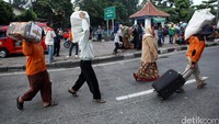 Aktivitas pemudik di Terminal Kampung Rambutan menjadi berkah tersendiri bagi para kuli panggul.