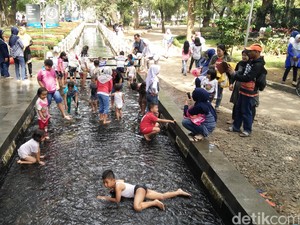 Serunya Main di Sungai Samping Kantor Ridwan Kamil