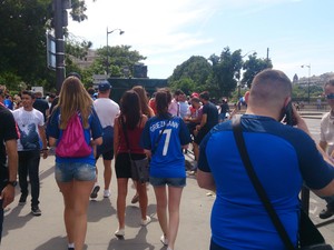 Ribuan Orang Serbu Fan Zone di Paris
