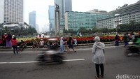 Warga beraktifitas berolahraga di jalan Sudirman, Jakarta, Minggu (10/07/2016).