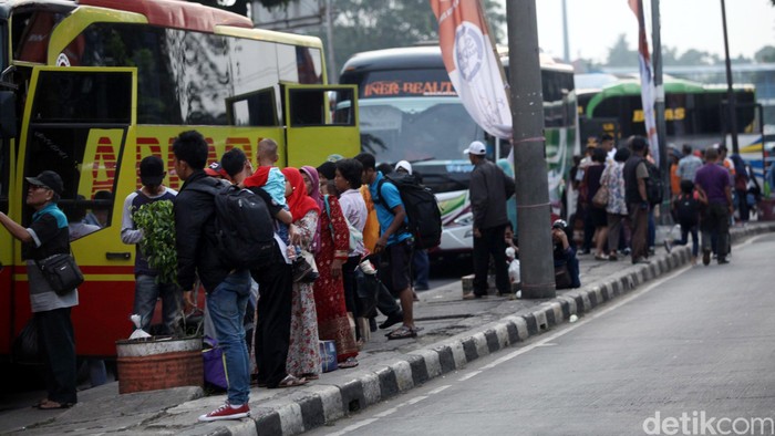 Pemudik menuruni Bus yang mengantarkan mereka dari kampung halaman di Terminal Kampung Rambutan, Jakarta, Minggu (10/07/2016). Sepanjang hari ini, pemudik terus berdatangan di terminal Kampung Rambutan. Diprediksi, pemudik akan terus memadati terminal Kampung Rambutan hingga dini hari nanti karena hari ini merupakan puncak arus balik. Grandyos Zafna/detikcom
