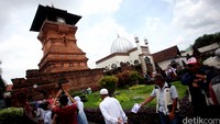 Menaranya memiliki tinggi 18 meter dan memiliki 32 piringan bergambar masjid, unta, dan pohon kurma sbagai ornamennya. Inilah salah satu bukti perpaduan budaya Islam, Hidu, dan Buddha di Pulau Jawa. Di masjid ini pun terdapat makam Sunan Kudus. Reno/detikcom  