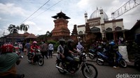 Di Menara Kudus ada Makan Sayyid Ja’far Shadiq Azmatkhan atau yang lebih dikenal dengan Sunan Qudus.