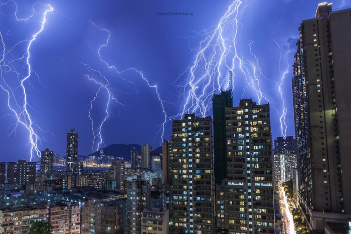 10,000 Ribu batang kilat berpendar di atas langit dan menyentuh tanah Hong Kong. Fenomena alam ini terjadi selama 12 jam di musim panas kota itu.