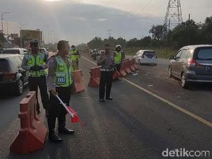 Contraflow Diberlakukan di KM 62-KM 35 Tol Cikampek Sampai Malam