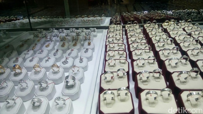 Masyarakat Serbu Toko Emas Bikin Cincin Kawin