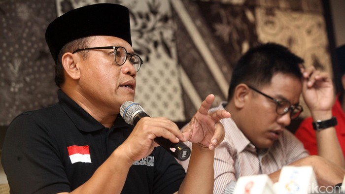(kiri ke kanan)  Pemohon Pengajuan UU Tax Amnesty Abdul Qodir Jaelani, Advokat Yayasan Satu Keadlian Sugeng Teguh Santoso, Ketua Serikat Perjuangan Rakyat Indonesia Marlon Sitompul, dam Pengacara Pilipus Tarigan melakukan menggelar konfrensi pers di Jakarta, Minggu (10/07/2016). Diskusi ini membahas tentang akan adanya pengajuan sidang peninjauan UU Tax Amnesty yang menurut mereka cacat hukum. Grandyos Zafna/detikcom