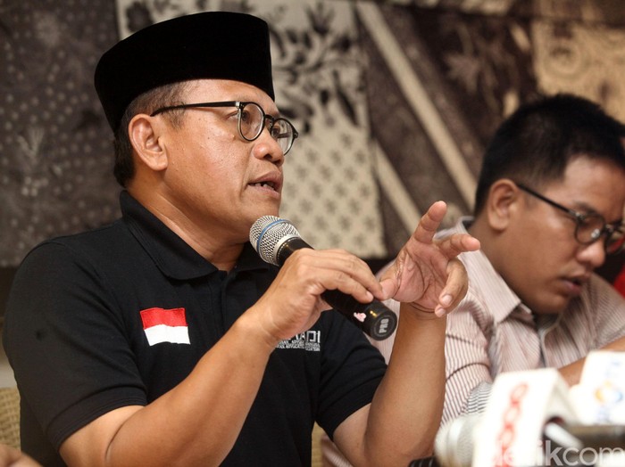 (kiri ke kanan)  Pemohon Pengajuan UU Tax Amnesty Abdul Qodir Jaelani, Advokat Yayasan Satu Keadlian Sugeng Teguh Santoso, Ketua Serikat Perjuangan Rakyat Indonesia Marlon Sitompul, dam Pengacara Pilipus Tarigan melakukan menggelar konfrensi pers di Jakarta, Minggu (10/07/2016). Diskusi ini membahas tentang akan adanya pengajuan sidang peninjauan UU Tax Amnesty yang menurut mereka cacat hukum. Grandyos Zafna/detikcom