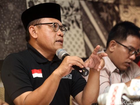 (kiri ke kanan)  Pemohon Pengajuan UU Tax Amnesty Abdul Qodir Jaelani, Advokat Yayasan Satu Keadlian Sugeng Teguh Santoso, Ketua Serikat Perjuangan Rakyat Indonesia Marlon Sitompul, dam Pengacara Pilipus Tarigan melakukan menggelar konfrensi pers di Jakarta, Minggu (10/07/2016). Diskusi ini membahas tentang akan adanya pengajuan sidang peninjauan UU Tax Amnesty yang menurut mereka cacat hukum. Grandyos Zafna/detikcom