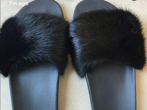 Penampilan Kim Kardashian Pakai Sandal Bulu Musang Seharga 