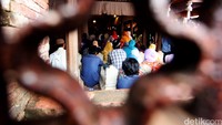 Para peziarah tampak memenuhi Makam Sunan Qudus yang berada di kawasan Menara Kudus, Jawa Tengah. 