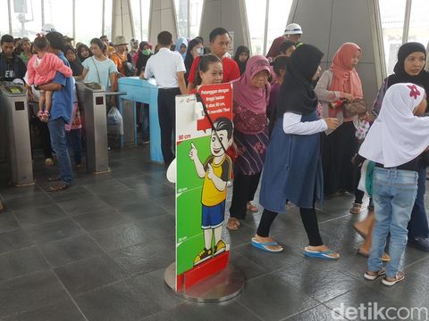 Membeludaknya Penumpang di Stasiun Pasar Minggu yang 