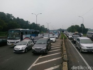 Ini Strategi Petugas Antisipasi Macet di Pertemuan Arus di KM 66 Tol Cikampek