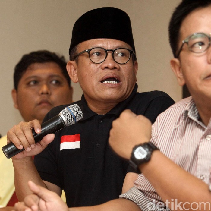 (kiri ke kanan)  Pemohon Pengajuan UU Tax Amnesty Abdul Qodir Jaelani, Advokat Yayasan Satu Keadlian Sugeng Teguh Santoso, Ketua Serikat Perjuangan Rakyat Indonesia Marlon Sitompul, dam Pengacara Pilipus Tarigan melakukan menggelar konfrensi pers di Jakarta, Minggu (10/07/2016). Diskusi ini membahas tentang akan adanya pengajuan sidang peninjauan UU Tax Amnesty yang menurut mereka cacat hukum. Grandyos Zafna/detikcom
