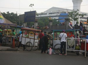 PKL Serbu Kawasan Alun-alun Bandung yang Harusnya Steril Pedagang