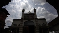 Disamping Menara Kudus terdapat Masjid Al-Aqsha, mesjid yang dibangun oleh Sunan Kudus pada tahun 1549 Masehi. 