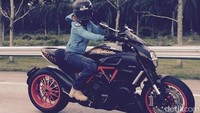 Di Kuala Lumpur, Kiki senang mengendarai motor cruiser Diavel. Foto: dok pribadi