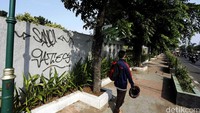 Tembok pun dipenuhi coretan tangan-tangan jahil.