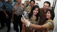 Ahok berfoto dengan PNS yang mengikuti halal bihalal.