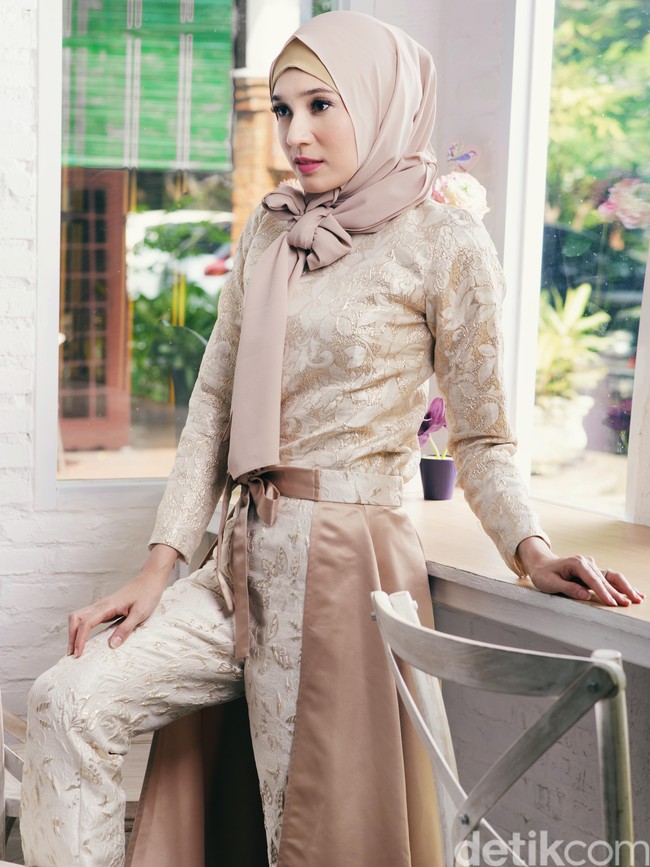 Wardrobe: Zoya. Fotografer: Denny Tjan. Makeup Artist: Zoya. Lokasi: Twin House Restaurant, Jl Cipete Raya No.1A, Cipete, Cilandak, Jakarta Selatan. Stylist: Arina Yulistara & Daniel Ngantung. Model: Dhini Aminarti.