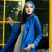 Wardrobe: Zoya. Fotografer: Denny Tjan. Makeup Artist: Zoya. Lokasi: Twin House Restaurant, Jl Cipete Raya No.1A, Cipete, Cilandak, Jakarta Selatan. Stylist: Arina Yulistara & Daniel Ngantung. Model: Dhini Aminarti.