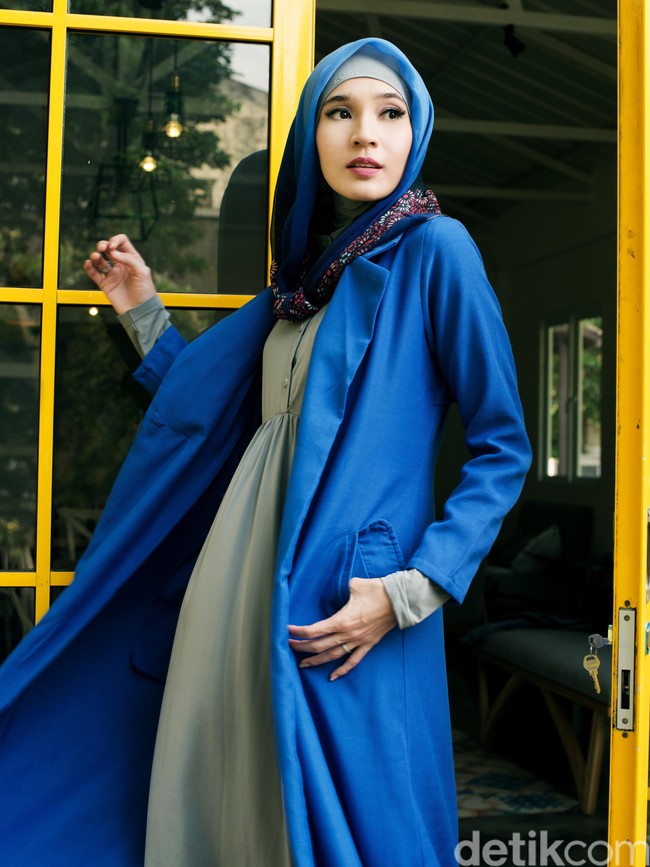 Wardrobe: Zoya. Fotografer: Denny Tjan. Makeup Artist: Zoya. Lokasi: Twin House Restaurant, Jl Cipete Raya No.1A, Cipete, Cilandak, Jakarta Selatan. Stylist: Arina Yulistara & Daniel Ngantung. Model: Dhini Aminarti.