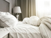 Bekas Ompol di Kasur Termasuk Najis, Begini Cara Bersihkan yang Benar