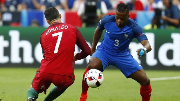 Patrice Evra berduel dengan Ronaldo di ajang Piala Eropa 2016, di Stade de France, Prancis, 10 Juli 2016.