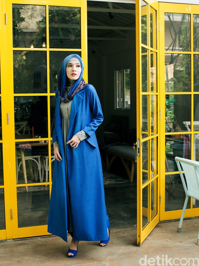Wardrobe: Zoya. Fotografer: Denny Tjan. Makeup Artist: Zoya. Lokasi: Twin House Restaurant, Jl Cipete Raya No.1A, Cipete, Cilandak, Jakarta Selatan. Stylist: Arina Yulistara & Daniel Ngantung. Model: Dhini Aminarti.