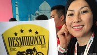 Kiki berpose dengan stiker logo klubnya. Klub itu baru didirikan 2 tahun yang lalu, bersamaan dengan peluncuran Ducati Scrambler. Foto: Dadan Kuswaraharja