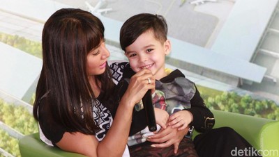 Gantengnya Nathan Rowland, Putra Cut Memey
