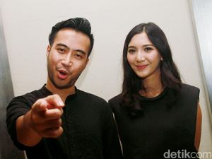 Posting Foto Bareng Sheila Dara, Balikan Nih Vidi Aldiano?