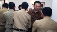 Halal bihalal bersama pejabat dan PNS Pemprov DKI Jakarta serta pegawai lainnya ini digelar di Balai Kota, Jl Medan Merdeka Selatan, Jakarta, Senin (11/6/2016) pagi.