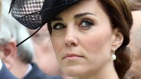 Ibu dua anak itu juga melengkapi penampilannya dengan aksesori topi hitam dengan aksen bulu. Steve Parsons - Pool/Getty Images/detikFoto.