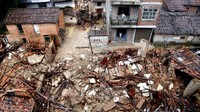Sejumlah rumah ambruk. Stringer/Reuters/detikFoto