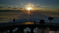 Ditambah pemandangan mentari terbit yang indah seperti ini. Beruntung detikTravel berkesempatan mendapat pemandangan ini beberapa waktu lalu (Ken/detikTravel)