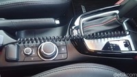 Interior mobil Mazda CX-3. Di konsol tengah terdapat panel Mazda Connect yang berada di dekat handbrake. Mazda Connect ini berfungsi membuat pengendara bisa lebih mudah untuk mengatur head unit yang terdapat fasilitas GPS, pemutar lagu USB, CD. Foto: Rivki