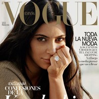 Ketika melamar Kim Kardashian, Kanye West menghadiahi calon istrinya dengan cincin berlian besar rancangan Lorraine Schwarts. Cincin 15 karat ini diperkirakan mencapai harga US$ 3 juta atau setara Rp 45 miliar. Foto: Vogue