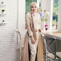 Wardrobe: Zoya. Fotografer: Denny Tjan. Makeup Artist: Zoya. Lokasi: Twin House Restaurant, Jl Cipete Raya No.1A, Cipete, Cilandak, Jakarta Selatan. Stylist: Arina Yulistara & Daniel Ngantung. Model: Dhini Aminarti.