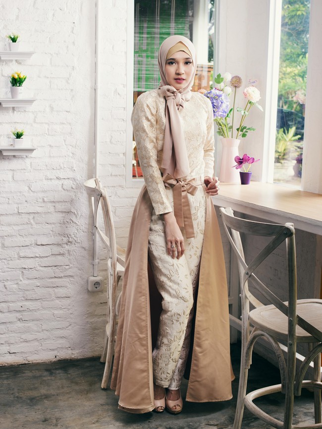 Wardrobe: Zoya. Fotografer: Denny Tjan. Makeup Artist: Zoya. Lokasi: Twin House Restaurant, Jl Cipete Raya No.1A, Cipete, Cilandak, Jakarta Selatan. Stylist: Arina Yulistara & Daniel Ngantung. Model: Dhini Aminarti.