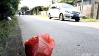 Sampah ini dibuang sembarangan oleh penggendara yang melintas.